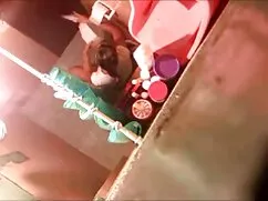 مرد جوان, یک زن بر ر ...